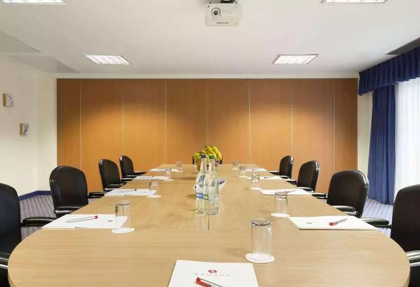 Отель Ramada London North