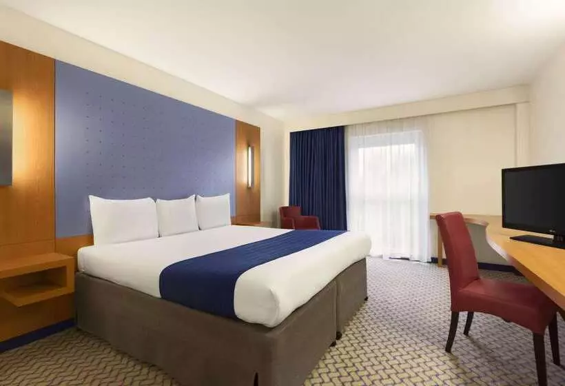 Отель Ramada London North