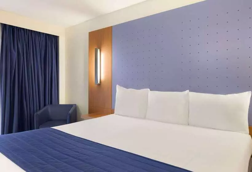 Отель Ramada London North