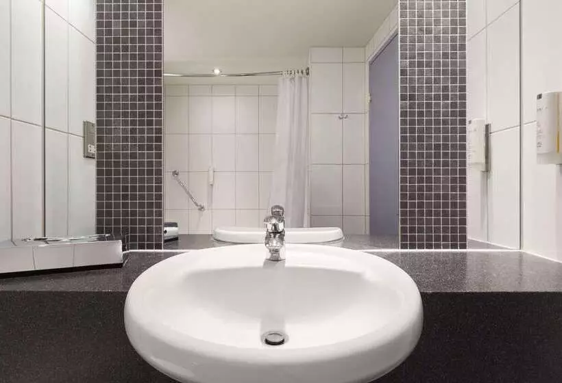 Отель Ramada London North