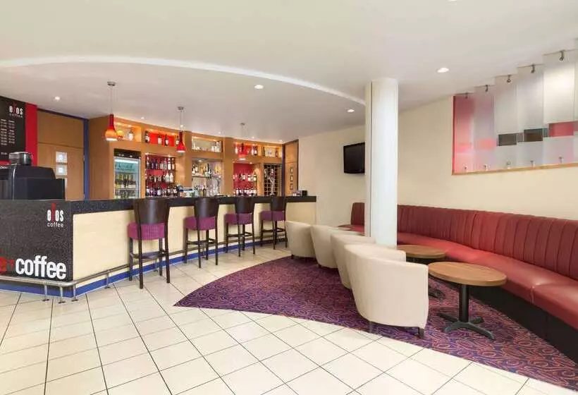 Отель Ramada London North
