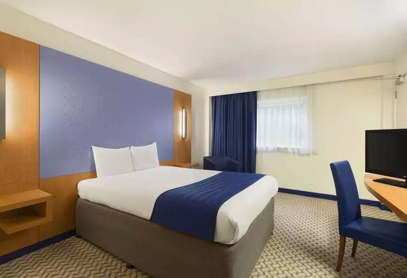 Отель Ramada London North