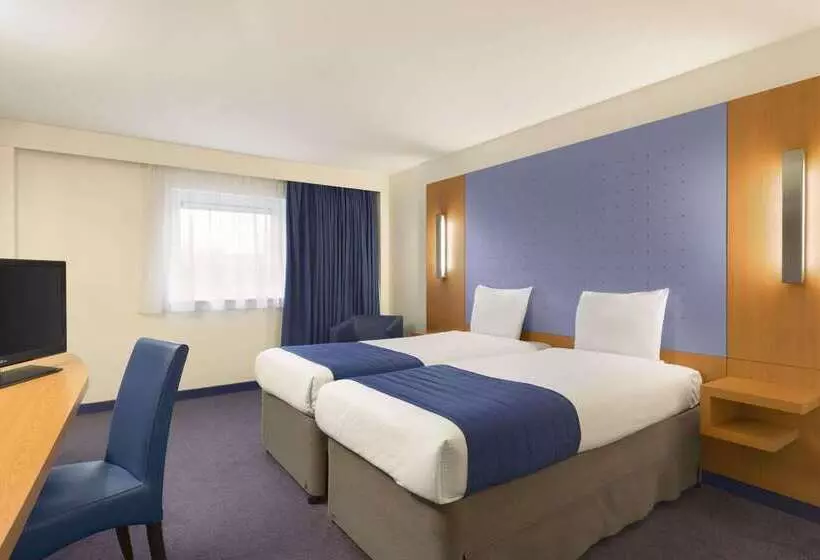 Отель Ramada London North