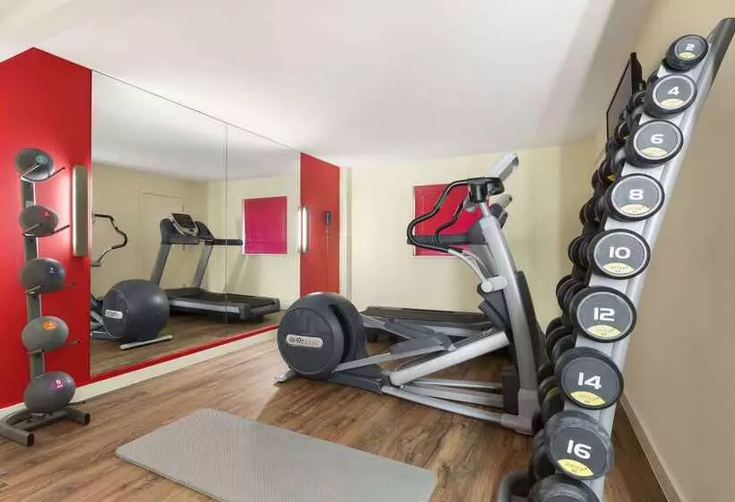 Отель Ramada London North