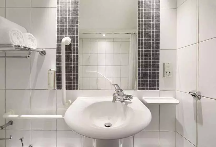 Отель Ramada London North