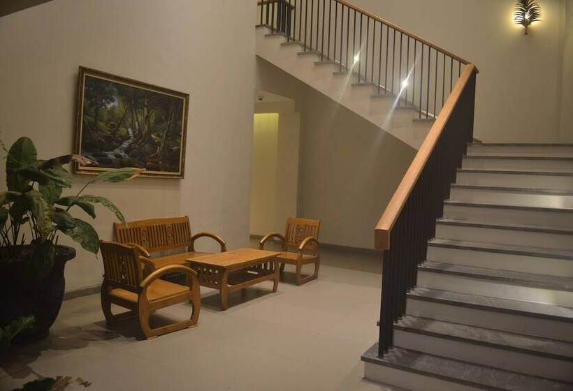 Grand Laguna Hotel & Villa