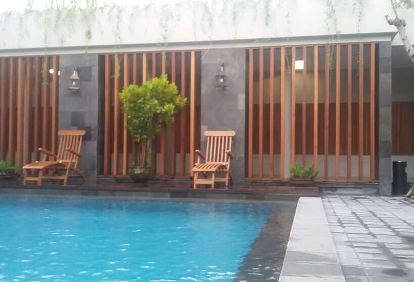 Grand Laguna Hotel & Villa