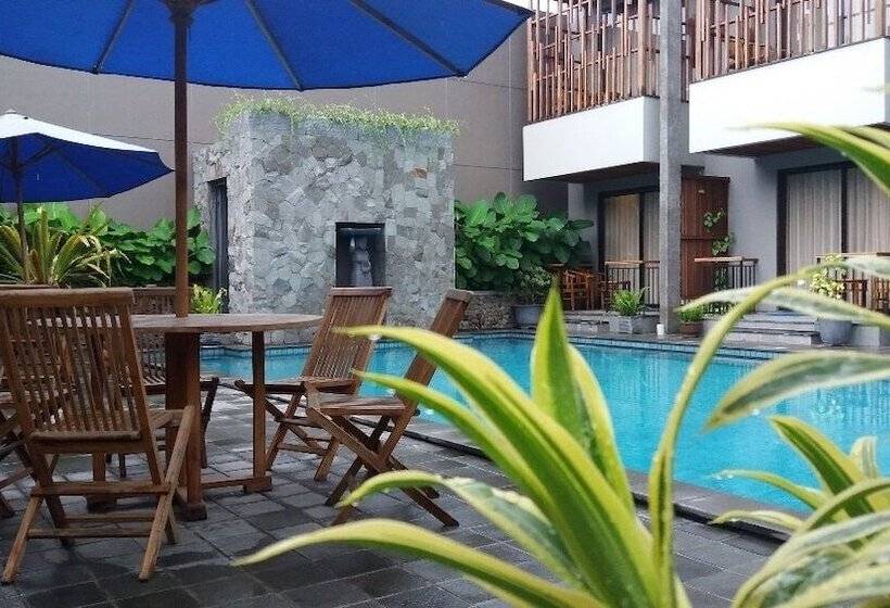 Grand Laguna Hotel & Villa