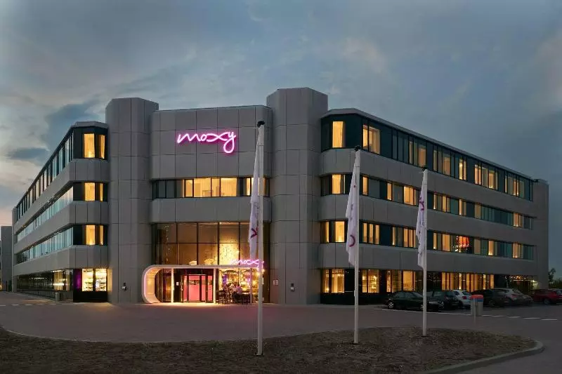 ホテル Moxy Amsterdam Schiphol Airport