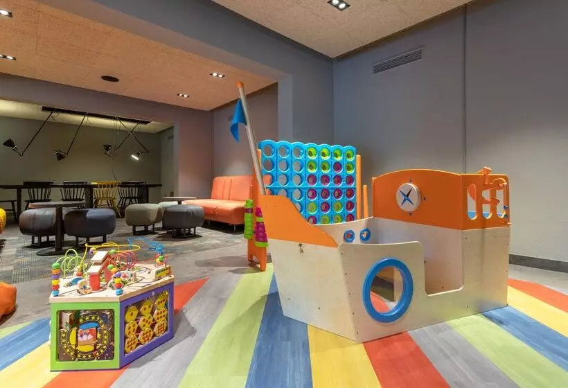 هتل a&o Berlin Kolumbus