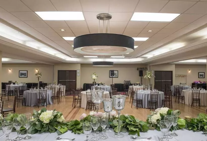 ホテル Four Points By Sheraton Edmonton South