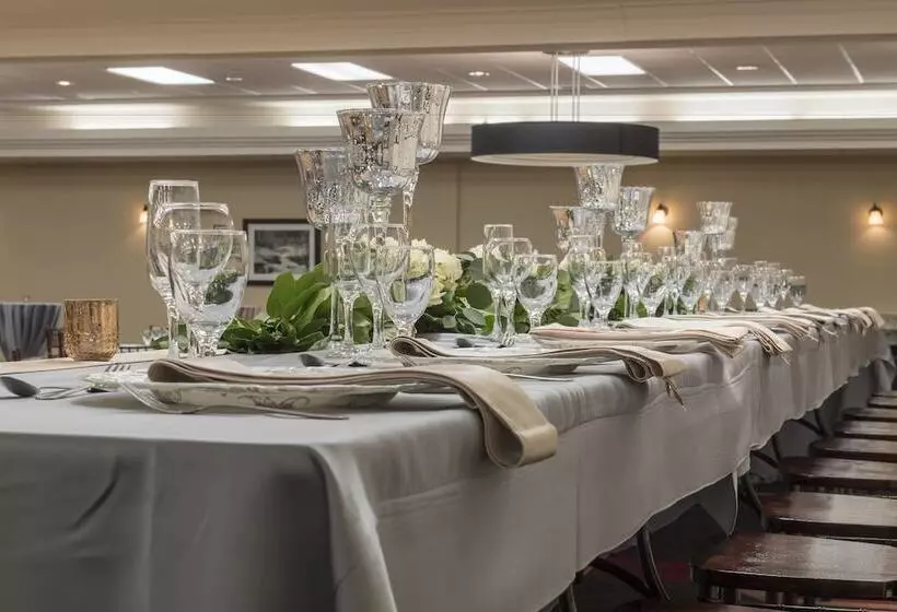 ホテル Four Points By Sheraton Edmonton South