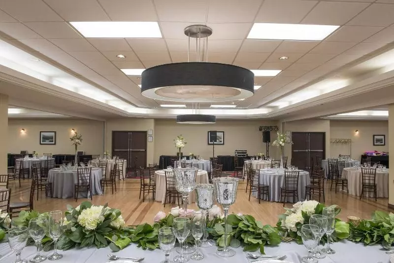 ホテル Four Points By Sheraton Edmonton South