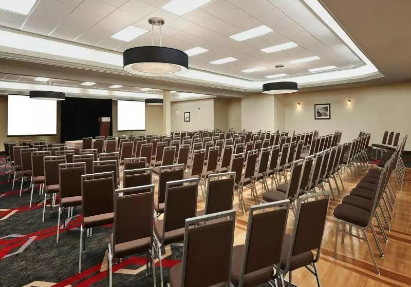 ホテル Four Points By Sheraton Edmonton South