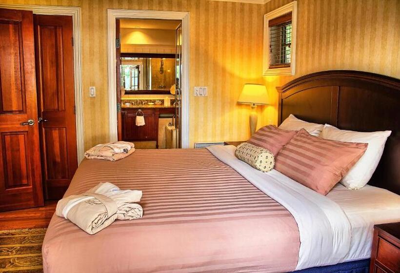 Hotel Poets Cove Resort & Spa