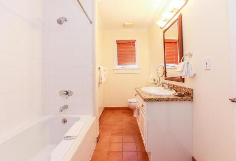 Hotel Poets Cove Resort & Spa