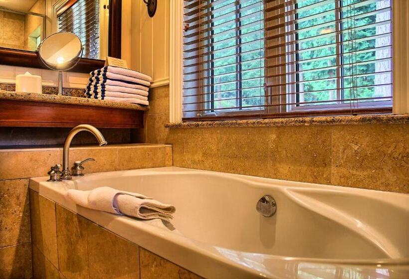 Hotel Poets Cove Resort & Spa