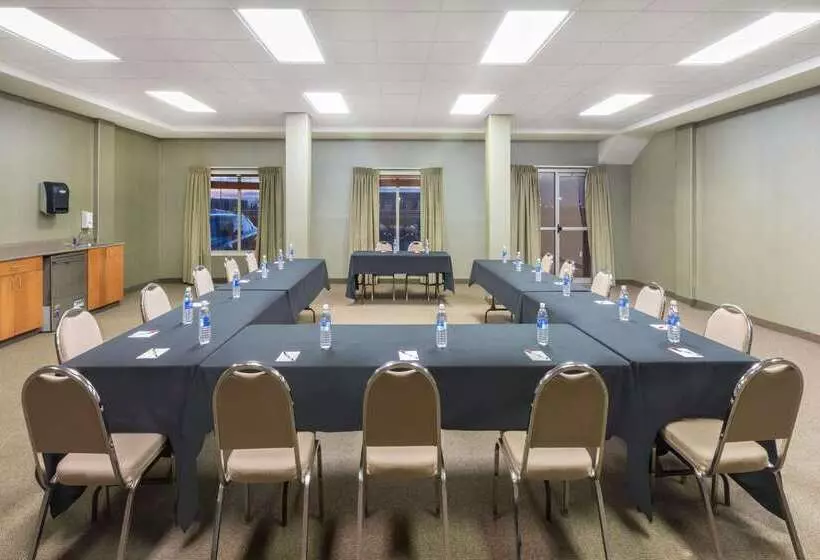 فندق Ramada By Wyndham Clairmont/grande Prairie