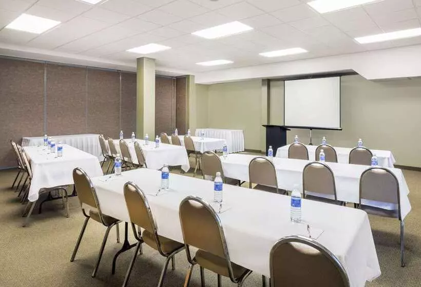 فندق Ramada By Wyndham Clairmont/grande Prairie