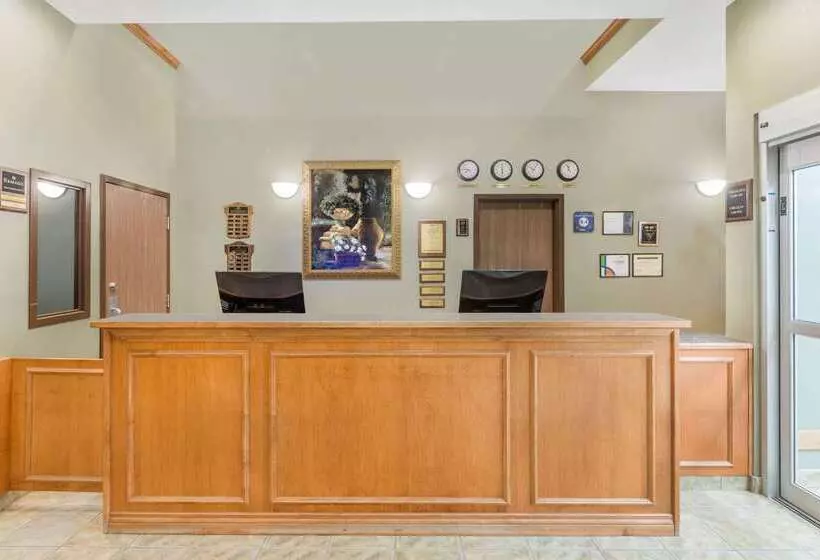 فندق Ramada By Wyndham Clairmont/grande Prairie