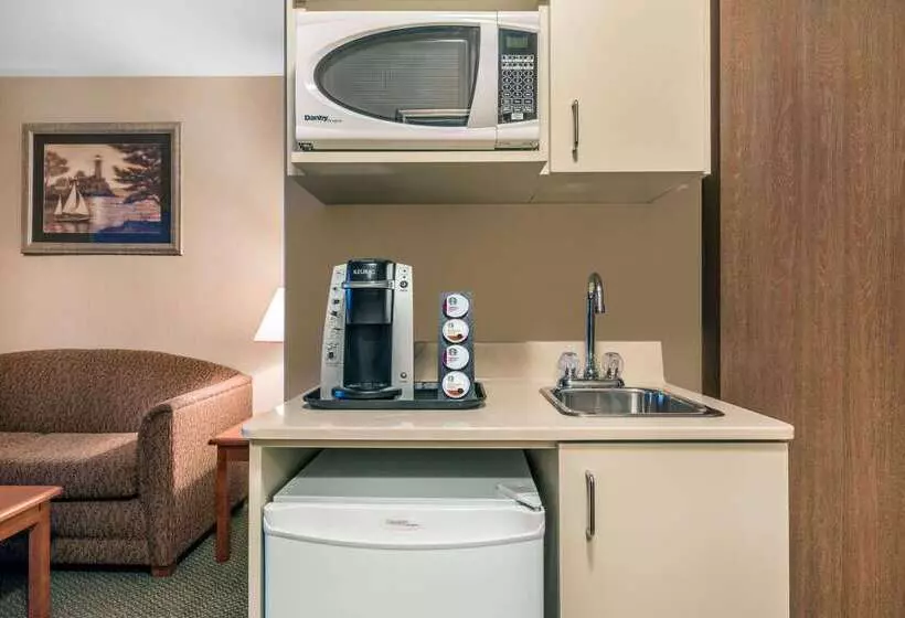 فندق Ramada By Wyndham Clairmont/grande Prairie