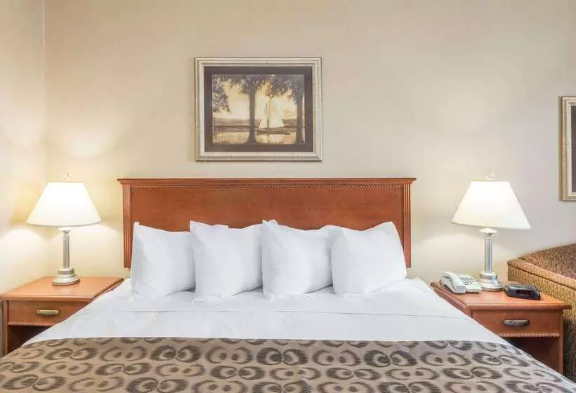 فندق Ramada By Wyndham Clairmont/grande Prairie