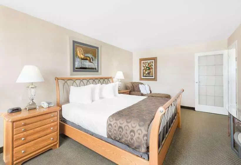 فندق Ramada By Wyndham Clairmont/grande Prairie