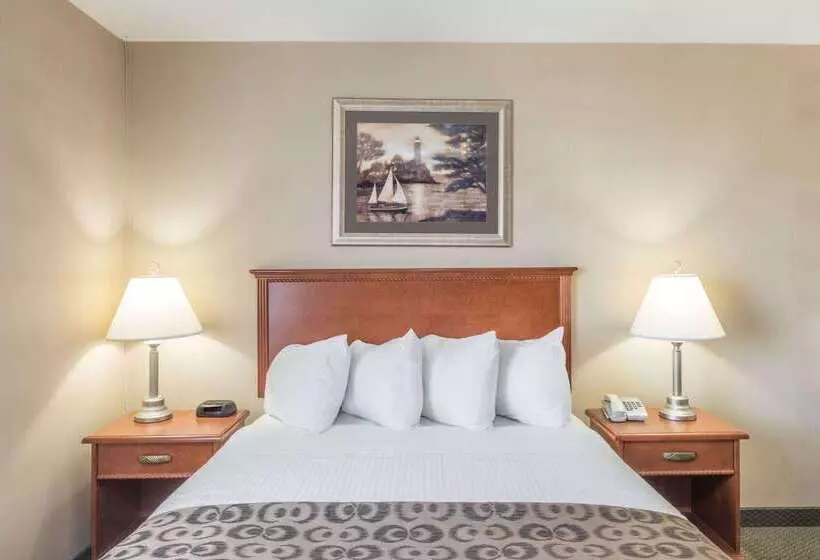 فندق Ramada By Wyndham Clairmont/grande Prairie