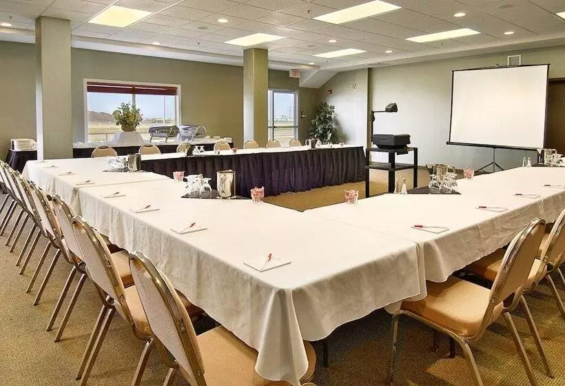 فندق Ramada By Wyndham Clairmont/grande Prairie