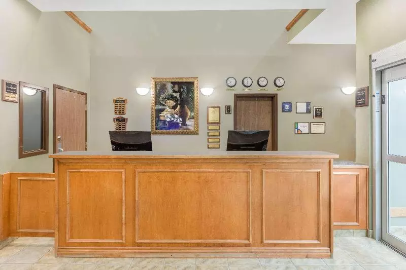 فندق Ramada By Wyndham Clairmont/grande Prairie