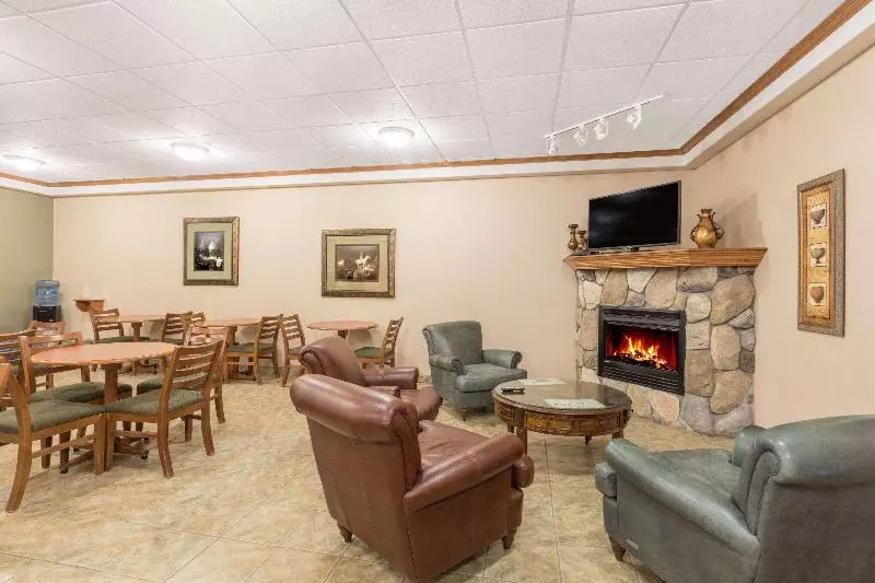 فندق Ramada By Wyndham Clairmont/grande Prairie