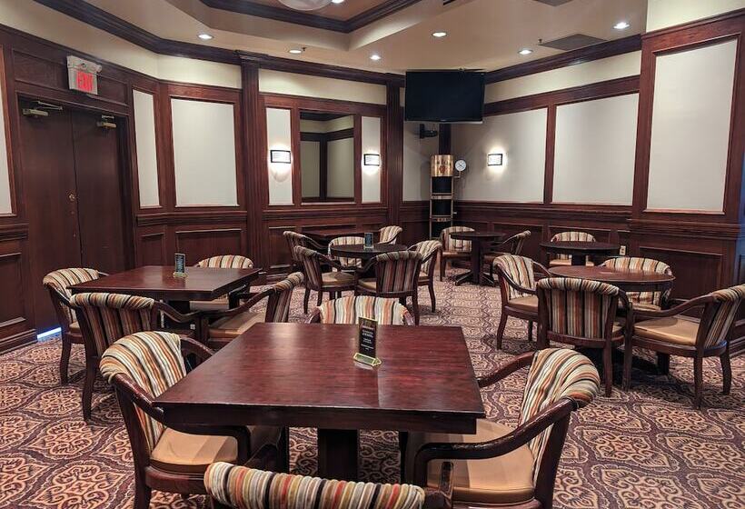 هتل Divya Sutra Plaza And Conference Centre Calgary Airport