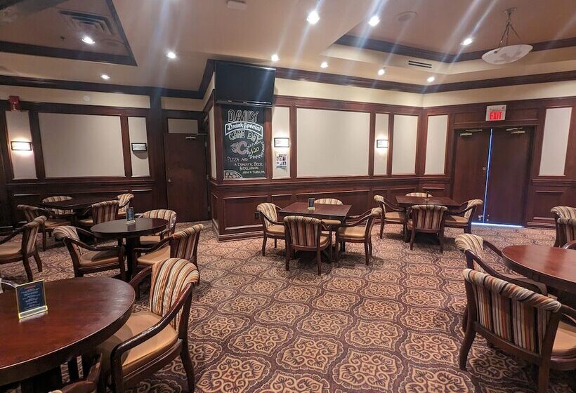 هتل Divya Sutra Plaza And Conference Centre Calgary Airport