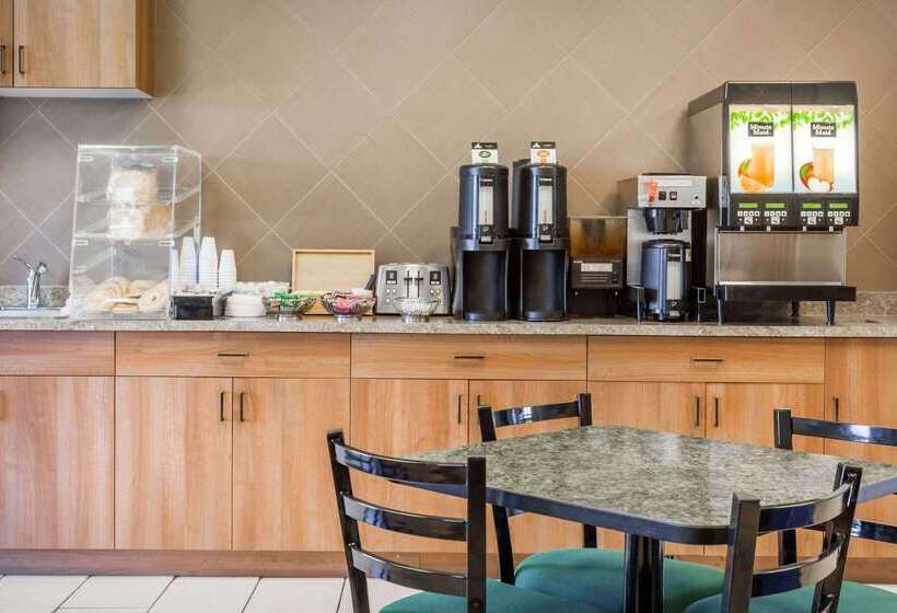 בית מלון כפרי Super 8 By Wyndham Dauphin