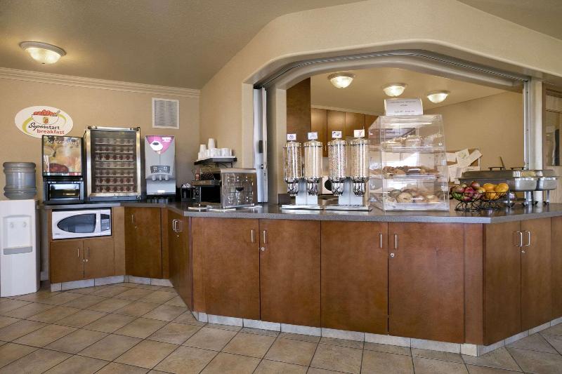 Hotelli Super 8 By Wyndham Fort Nelson Bc