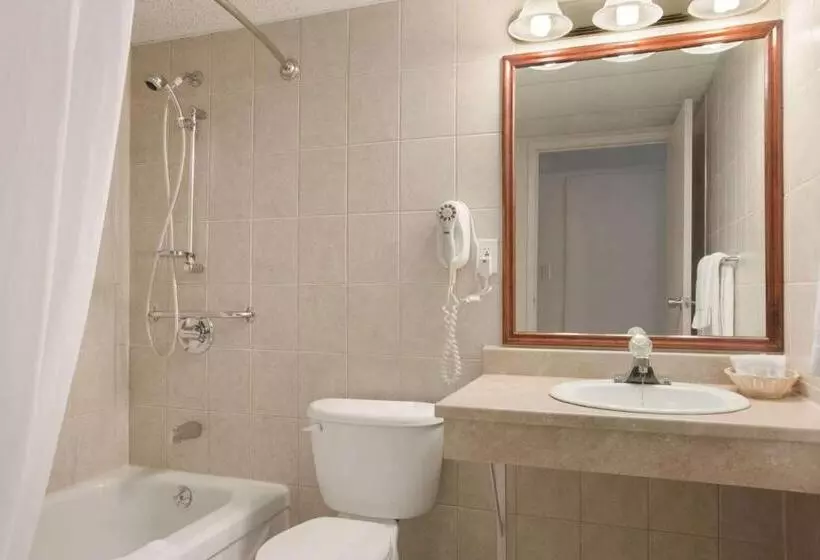 Отель Travelodge By Wyndham Cambridge  Waterloo