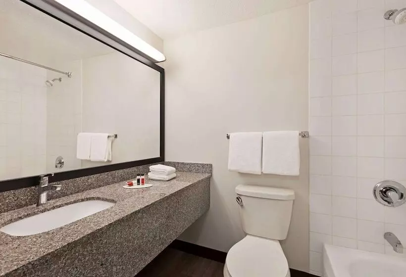 Motel Super 8 By Wyndham Calgary Shawnessy Area