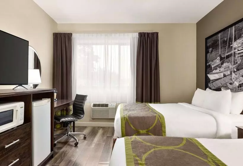 모텔 Super 8 By Wyndham Sarnia On