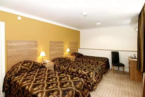 Отель Russell Court