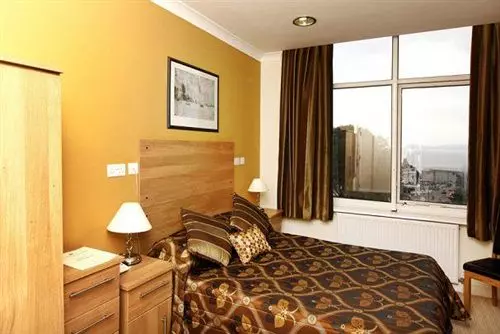 Отель Russell Court