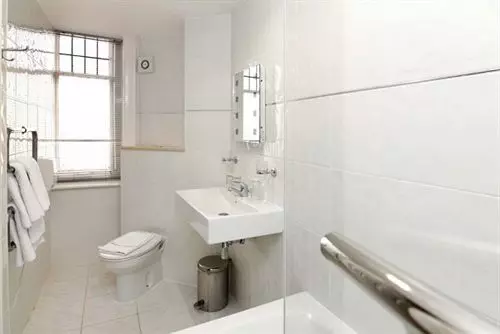 Отель Russell Court