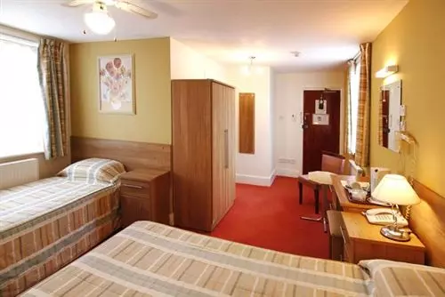 Отель Russell Court