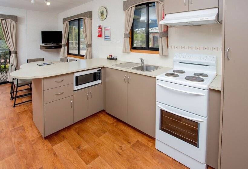 Отель Big4 Shepparton Park Lane Holiday Park