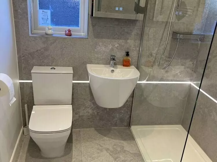 Hotelli Keer Side Lodge, Luxury Lodge With Private Hot Tub At Pine Lake Resort