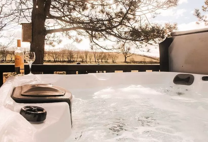 Hotelli Keer Side Lodge, Luxury Lodge With Private Hot Tub At Pine Lake Resort