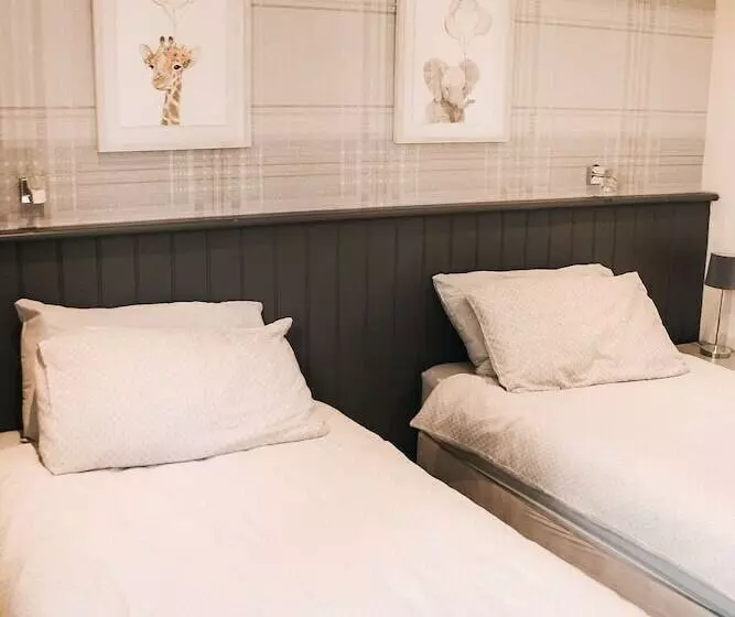 Hotelli Keer Side Lodge, Luxury Lodge With Private Hot Tub At Pine Lake Resort