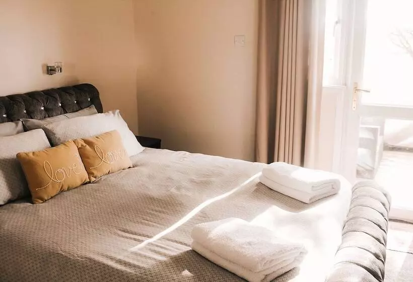 Hotelli Keer Side Lodge, Luxury Lodge With Private Hot Tub At Pine Lake Resort