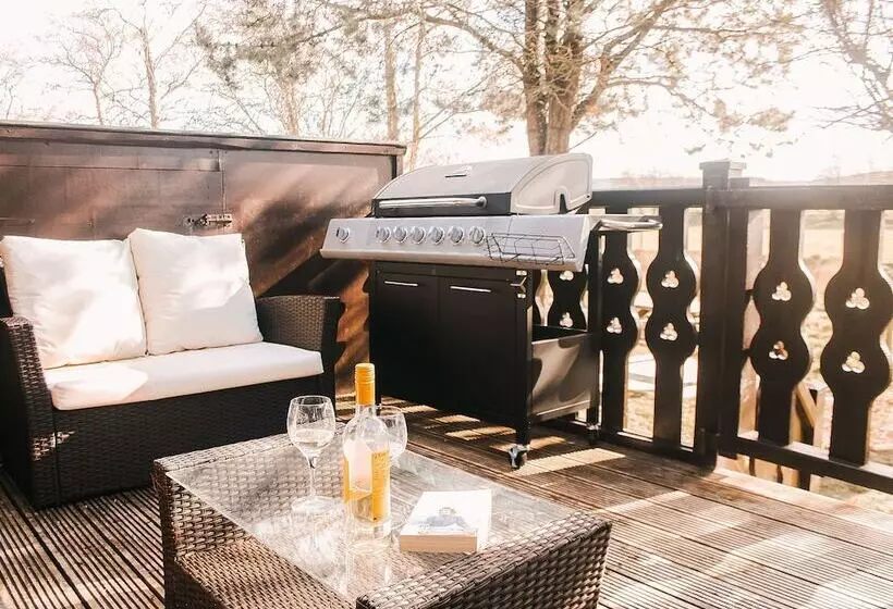 Hotelli Keer Side Lodge, Luxury Lodge With Private Hot Tub At Pine Lake Resort