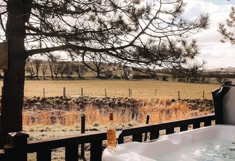 Hotelli Keer Side Lodge, Luxury Lodge With Private Hot Tub At Pine Lake Resort