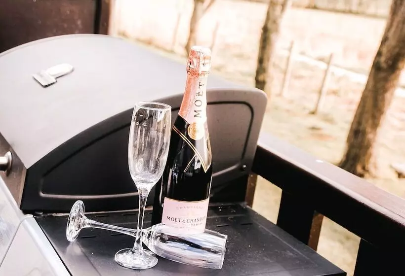 Hotelli Keer Side Lodge, Luxury Lodge With Private Hot Tub At Pine Lake Resort